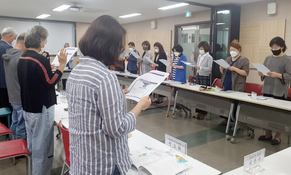 흥도동이 통장협의회 정례회의를 개최하고 ‘청렴 서약식’을 진행했다.