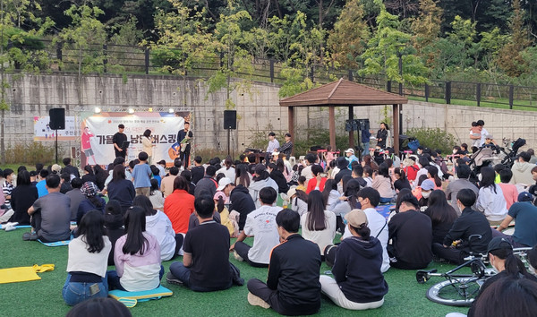 화전동이 찾아가는 문화·예술 공연 연주회 ‘가을밤, 낭만 버스킹’ 1회차 공연을 향동체육공원에서 개최했다. 