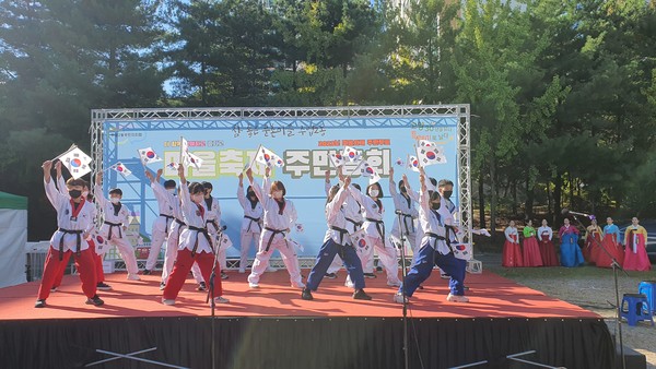 지난 24일 강선공원에서 진행된 주엽2동 마을축제에서 어린이들이 태권체조 공연을 펼치고 있다.