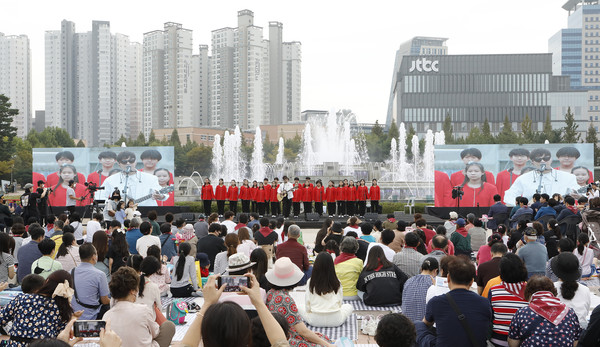 고양시립소년소녀합창단과 가수 박학기씨가 '아름다운 세상'을 부르며 행사의 시작을 알렸다. 