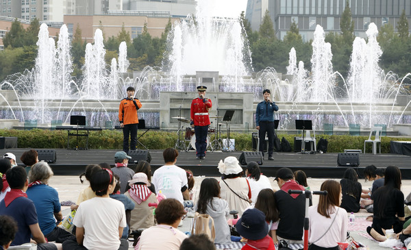 소방관과 군인 경찰이 애국가를 부르고 있다.