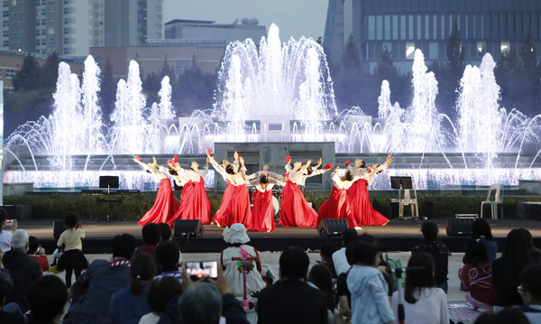 고양예고 무용단의 축하공연이 펼쳐지고 있다.