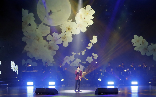  인기상을 받은 최연소 참가자 최동립(대화동 초등학생)군이 '울엄마'를 부르고 있다