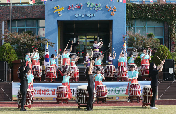 홀트학교 명랑운동회는 난타로 그 시작을 알렸다.