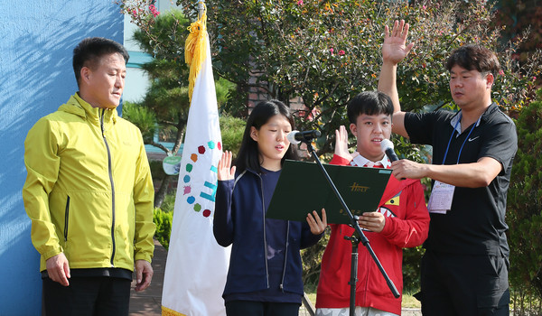 학생 선서를 하는 홀트학교 학생들(사진=홀트학교).