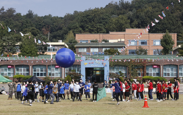 명랑운동회는 가을날을 만끽하게 했다.