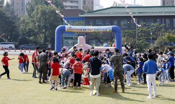 공던지기를 하는 학생들과 학부모들.
