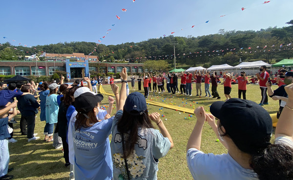학부모들이 댄스로 응원을 하고 있다.