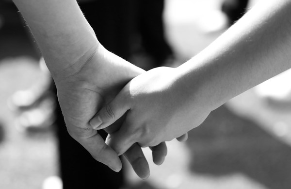 서로의 짝은 손을 꼭 잡고 다녔다.