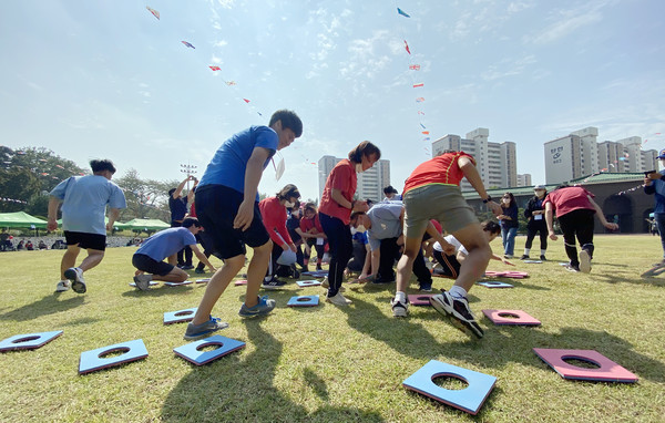 뒤집기 놀이에 열중하는 학생들.