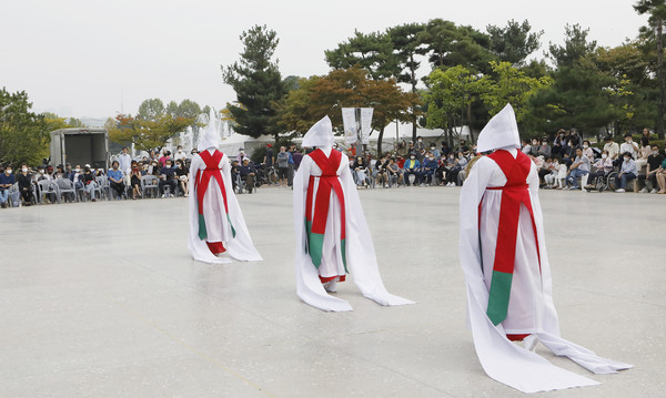 재석춤을 위해 입장하는 공연자들.