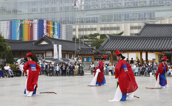 올림재춤을 공연하고 있다.