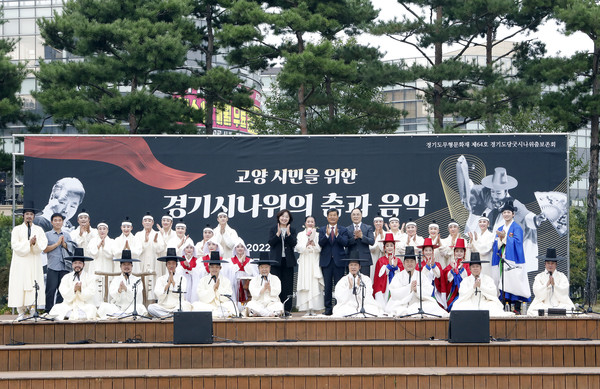  공연이 끝난 후 함께 자리한 출연자들 