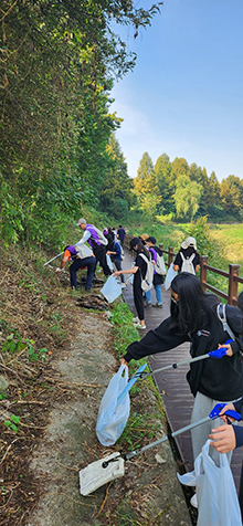  대화동이 가와지볍씨 출토지를 기점으로 형성된 가와지 누리길과 대화동 곳곳을 걸으며 쓰레기 줍기 등의 환경정화 활동을 하고 있다.