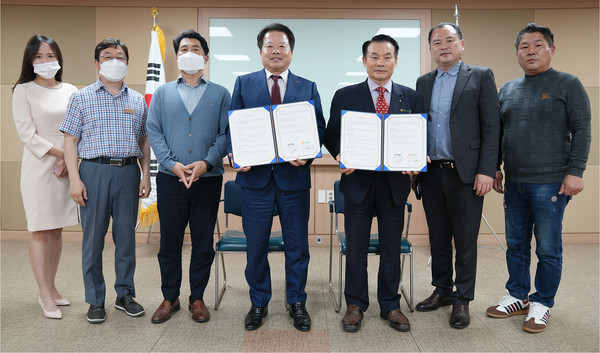  송포농협과 고양특례시소상공인엽합회가 소상공인과 자영업 종사자들을 위한 업무협약을 체결했다.