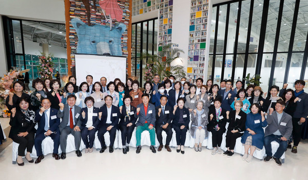 ‘대한민국 화훼인의 밤은 2022고양가을꽃축제를 맞이해 화훼산업 여러 분야 종사자들의 정보 공유와 2023고양국제꽃박람회의 성공적 개최를 위한 협력의 장으로 마련됐다.