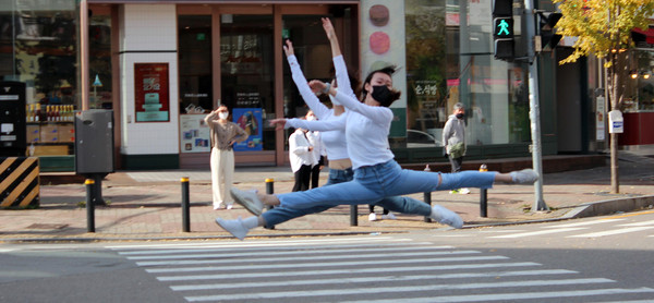 지난해 춤추는 횡단보도