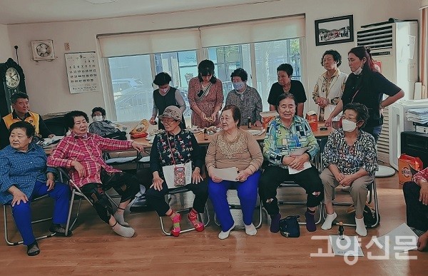 덕이3통 주민들에게 봉사활동하고 있는 고양시특례시호남향우회 총연합회 사랑나눔 봉사단