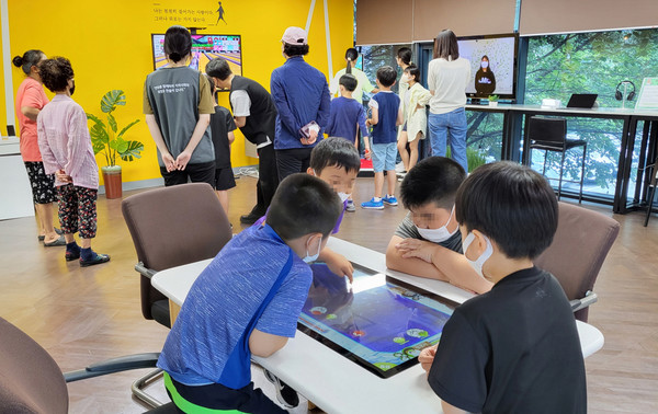 주민이 디지털 배움·문화 공간 디지털ⓔ숲을 이용하고 있다.