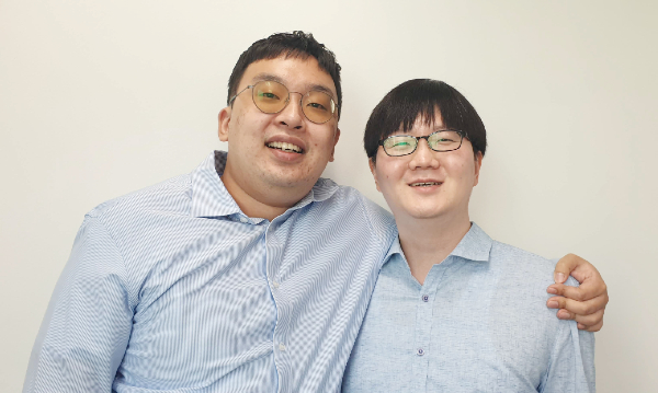 지난해 5월 합류한 신형준 팀장(사진 오른쪽)은 김호영 대표의 든든한 사업 파트너로서, 수학 전공자답게 빠짐없이 철저하게 솔나미디어의 업무를 기획하고 관리하고 있다.  