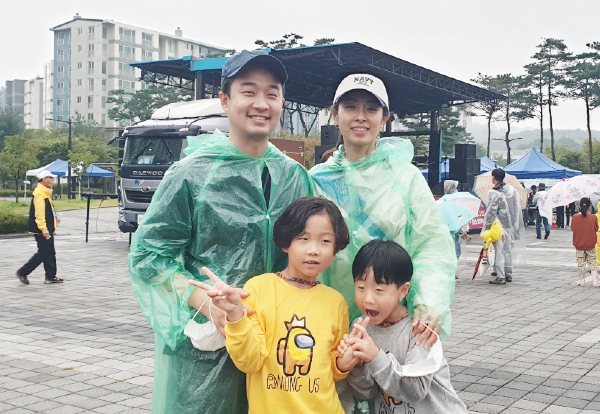 (사진 뒷줄 왼쪽부터) 박수호, 김은아 씨는 두 자녀인 (사진 앞줄 왼쪽부터) 박태오, 박승언 군과 가족걷기대회에 참여해 코스를 완주했다.