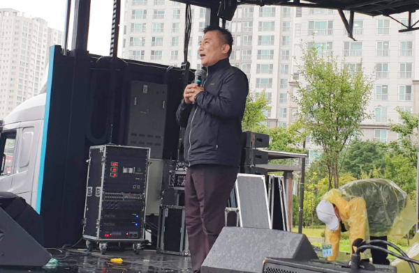 축제 개회를 선언하는 임현철 창릉동 주민자치회장.