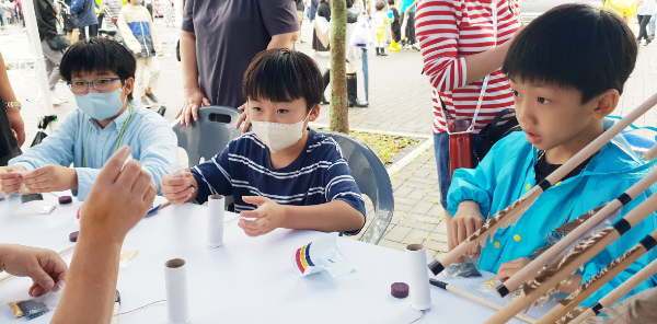 신기전 만들기 삼매경에 빠진 어린이들.
