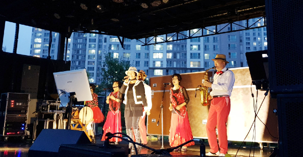 이날 축제에서는 노래교실 김지윤 강사와 회원들이 피날레 무대를 장식했다. 섹소폰을 연주한 김윤선 어르신(사진 가장 오른쪽)은 "마을 잔치의 분위기를 오늘 공연을 위해 회원들과 열심히 연습했다"고 