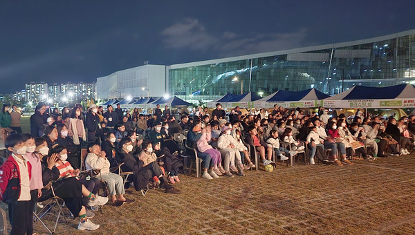 공연을 관람하는 참가자들.