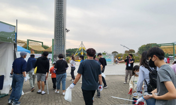 줍깅을 하고 있는 시민들