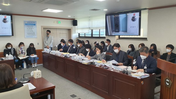 11일 열린 고양시의회 문화복지위가 진행한 행정감사에서 복지여성국 국장과 과장들이 의원들의 질의에 답하고 있다.
