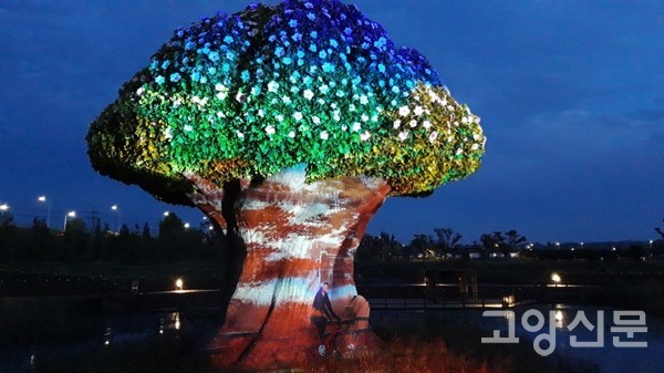 대형 나무조형물인 '하나그루'는 해가 지면 레이저쇼 스크린으로 변신한다.