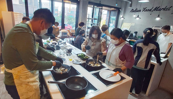 고양시덕양행신장애인주간보호센터가 마을공간공유복지사업으로 '우리 함께 공유주방에서 따스함을 느껴요!'를 진행하고 있다.