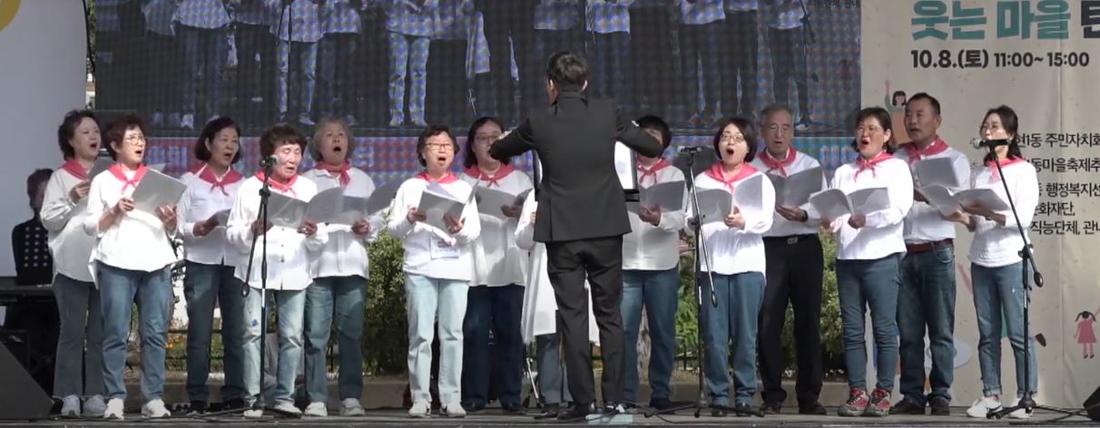 ▲강형모, 조경순 등 19명이 펼친 ‘실버동요 합창단’의 무대는 많은 갈채를 받았다.  