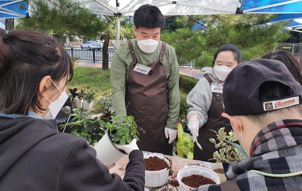 화분 리사이클링을 하고 있는 관계자들.