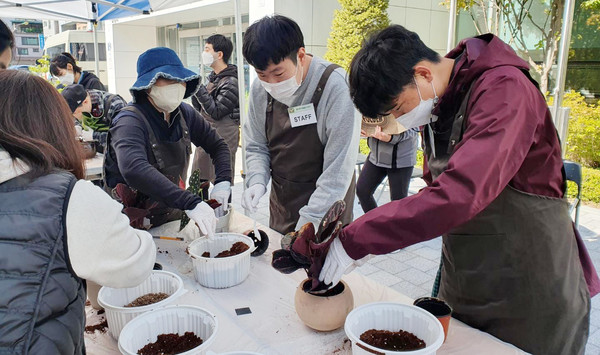 하나 하나 정성을 다해 화분에 마음을 담고 있다. 