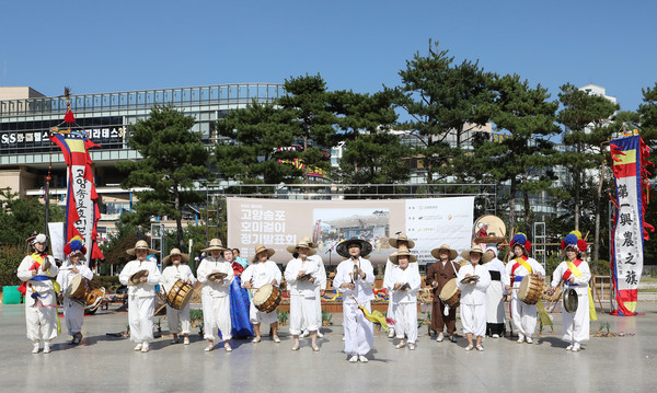 고양송포호미걸이보존회가 고양문화원 야외공연장에서 2022 정기공연을 펼치고 있다.