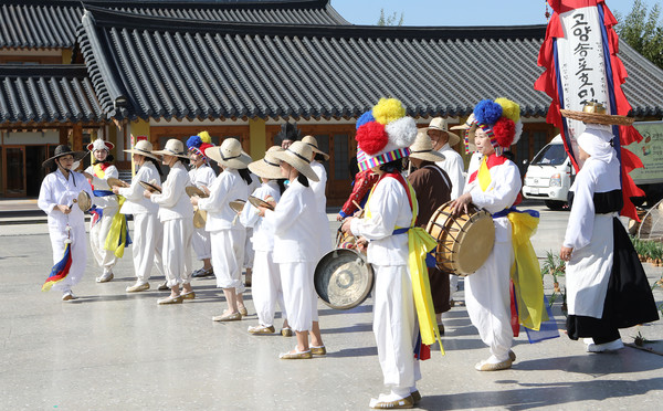 고양문화원 공연은 관객과 하나가 되어 공연이 진행됐다.