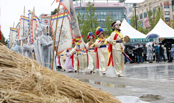 비가 오는 가운데서도 시민들은 공연에 박수치며 우리 가락을 즐겼다. 