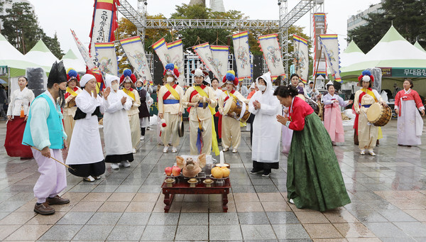 우리의 전통 관습을 재현하고 있는 고양송포호미걸이보존회.