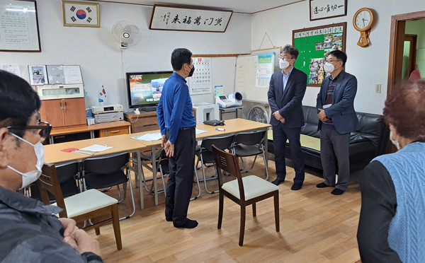 백석1동이 동절기 한파에 대비해 지역 내 경로당을 방문해 시설물 안전 상태와 난방기 정상가동 여부를 확인하는 등 집중 점검을 하고 있다.