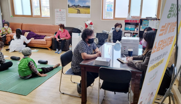 식사동이 지역 경로당에서 찾아가는 복지상담소를 운영하고 있다.