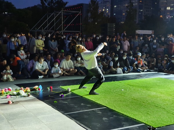 룩셈부르크 아티스트 질 크로비지에의 ‘The Hidden Garden’. 무용제 기간 열린 호수예술제에도 참여해 시민들로부터 큰 호응을 얻었다. [사진제공=고양국제무용제]