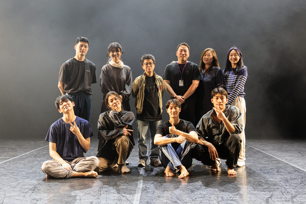 국제교류안무가전에 참여한 프로젝트S팀이 공연을 마친 후 임미경 고양국제무용제 회장(뒷줄 왼쪽에서 두 번째)과 기념촬영을 했다. [사진제공=고양국제무용제]