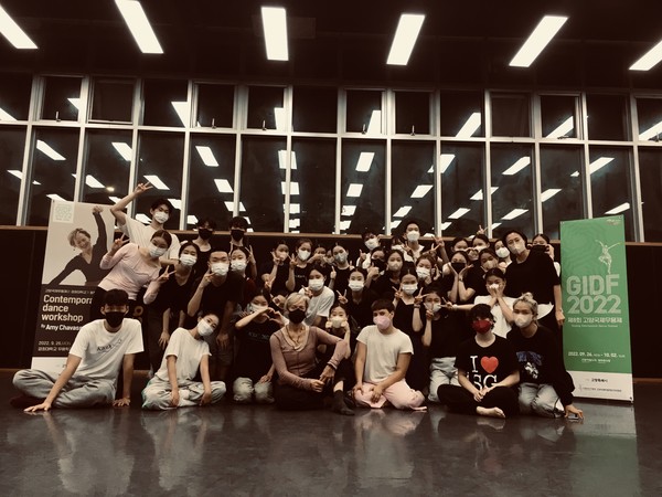 이번 고양국제무용제는 3일간의 공연 외에 시민참여워크숍, 전문무용가를 위한 마스터클래스 등 부대행사도 풍성하게 진행됐다. 사진은 미시건대 에이미 샤바스 교수가 진행한 경희대 워크숍.