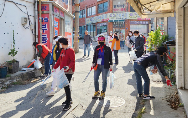 능곡동 주민자치회가 첫 주민총회 의제사업으로 선정된 ‘쓰담달리기’를 진행하고 있다.