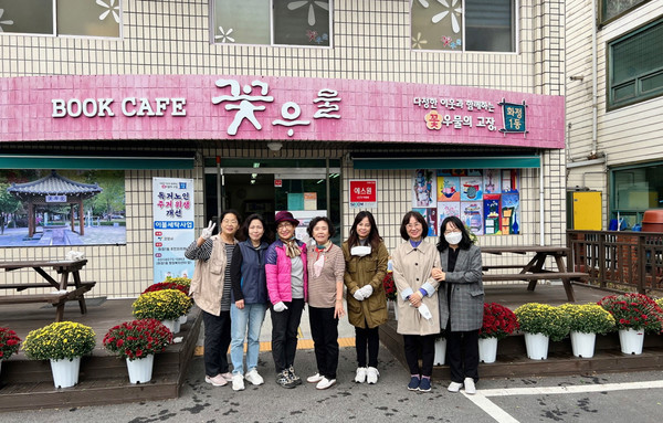 화정1동 주민자치회 꽃우물행복나눔 분과위원들이 가을맞이 초화 식재를 했다.