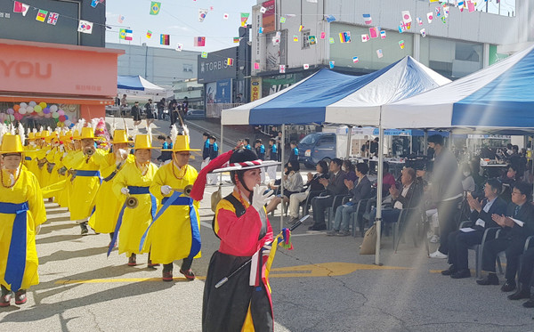 29명의 고양행주취타대가 축제의 분위기를 끌어 올렸다.