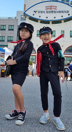 추억의 교복 체함을 하는 어린이들