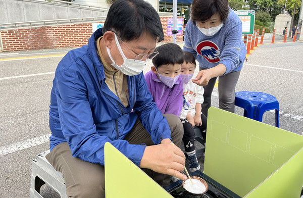 달고나를 만드는 가족